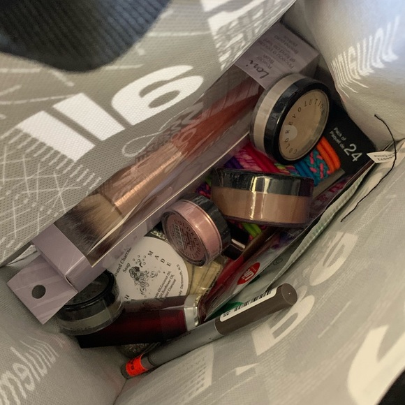 Mystery ✨Makeup mystery bag - Picture 2 of 4